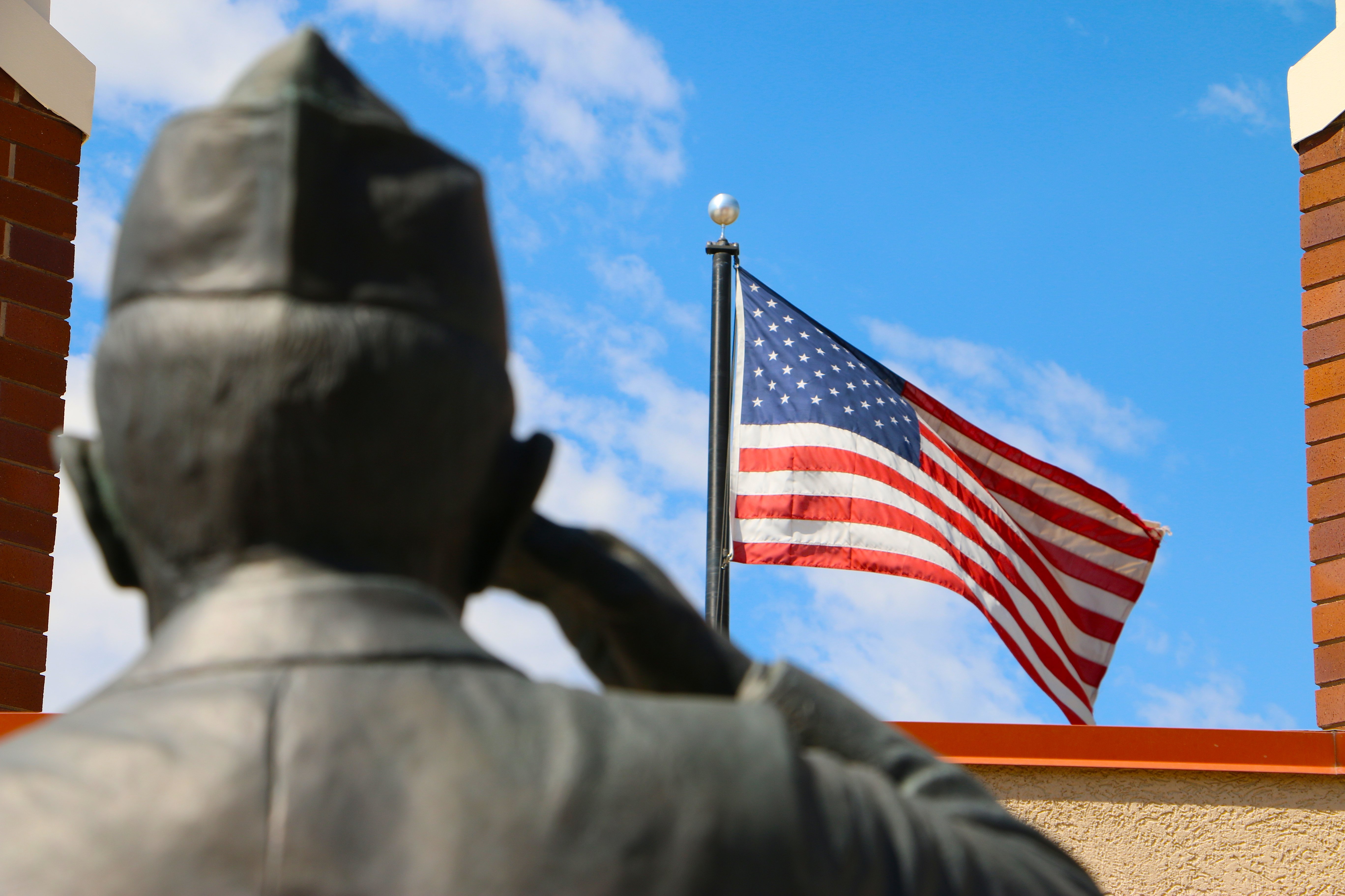 salute-to-veterans-statue-of-soldier-saluting-with-YTLPNAS